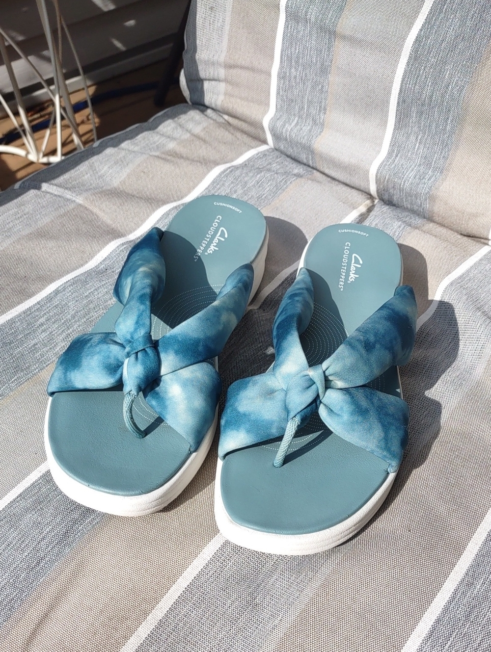Clarks Cloud Steppers Women's Teal Blue Tie-Dye Knot Toe-Post Sandals. Size 11.
